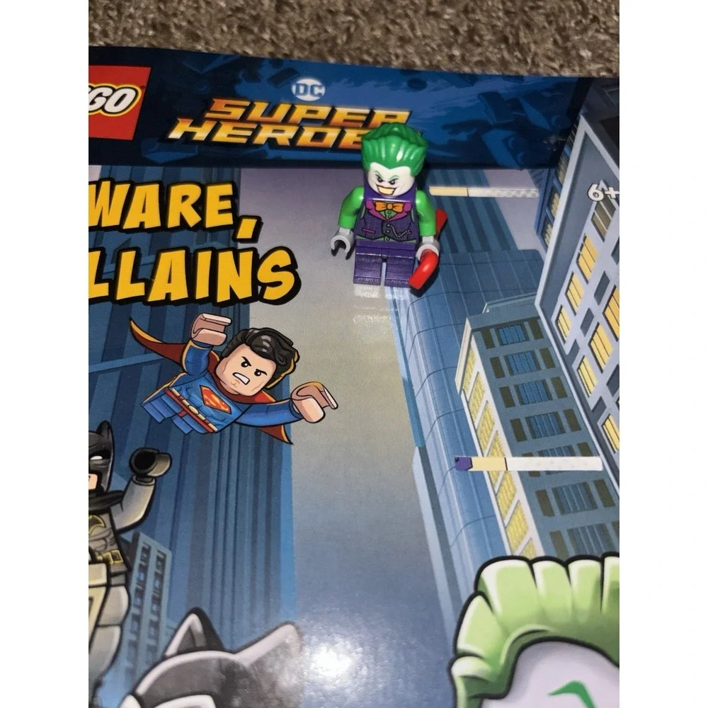 LEGO DC Super Heroes The Joker Minifigure Beware Villains 5 Pieces Blister Pack